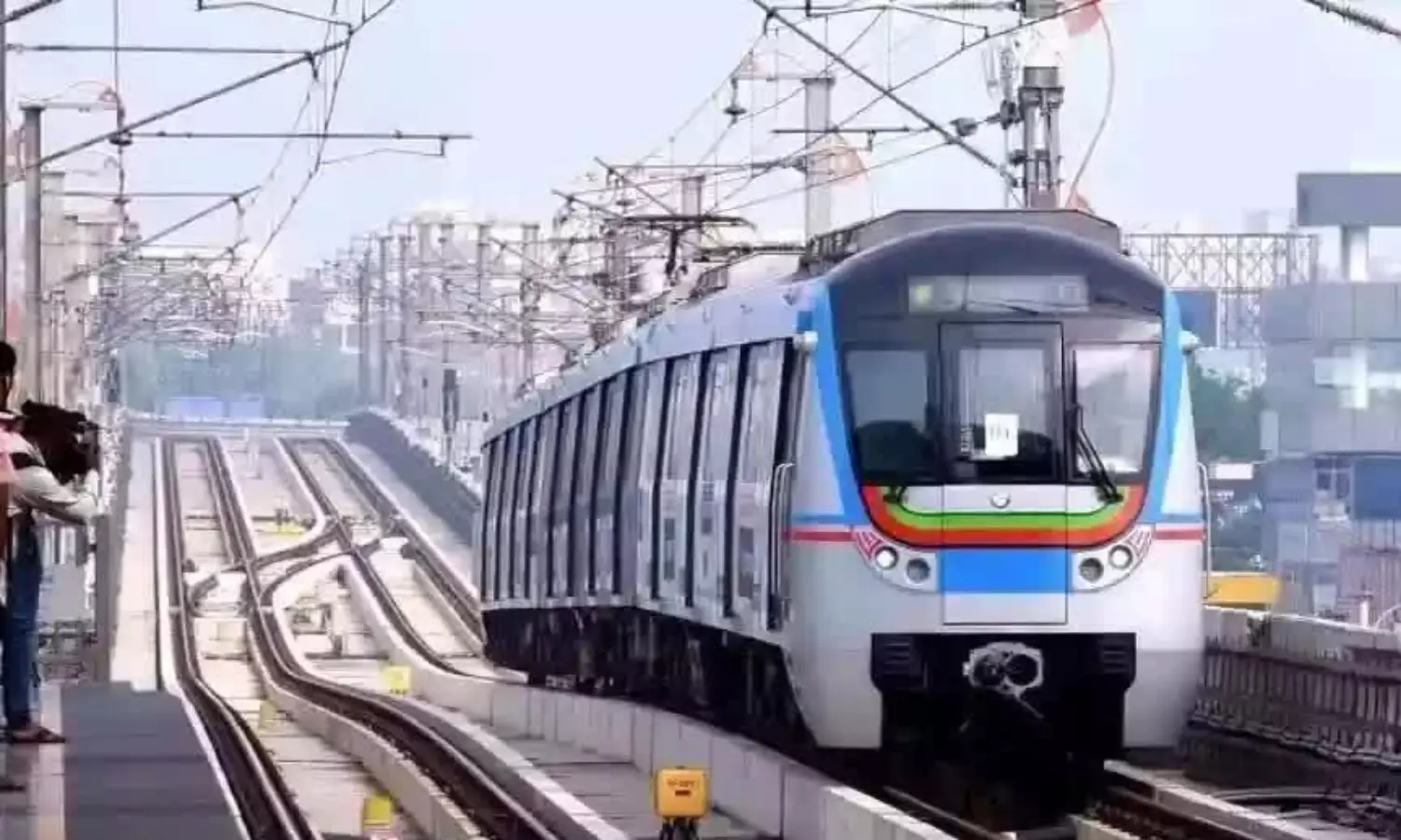 సాంకేతిక సమస్యలతో హడలెత్తిస్తున్న హైదరాబాద్ మెట్రో.. రోజులో 2 చోట్ల!
