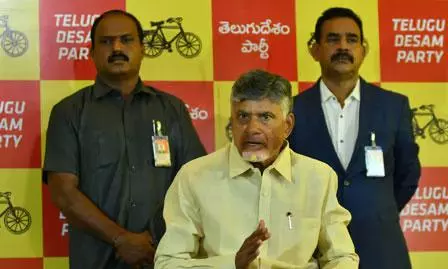 మైకు చూస్తే ఊగిపోయే చంద్రబాబులో ఎంత మార్పు