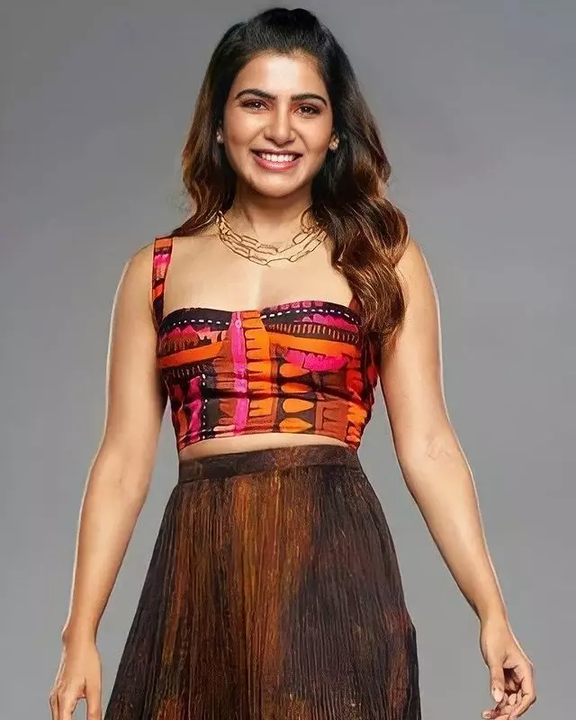 Samantha Smiles In Style