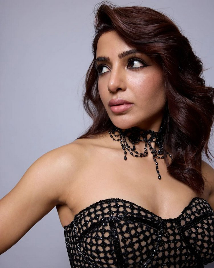 Samantha Smiles In Style