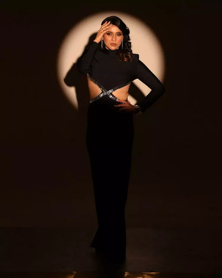 Mannara Chopra Flaunts Her Glamour in Black Mannara Chopra Flaunts Her Glamour in Black