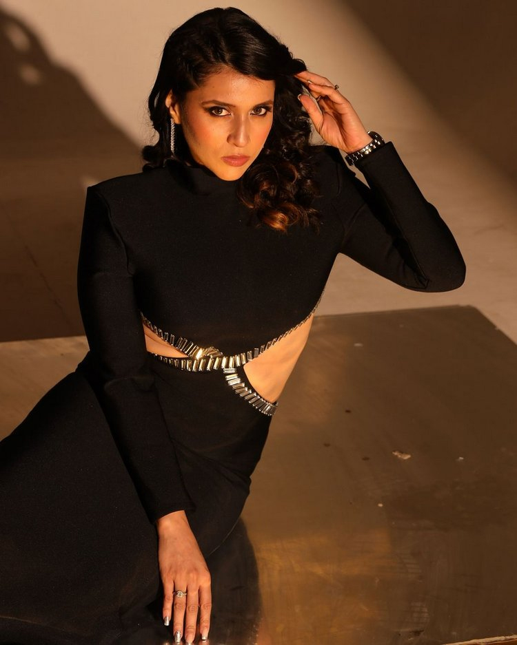 Mannara Chopra Flaunts Her Glamour in Black Mannara Chopra Flaunts Her Glamour in Black