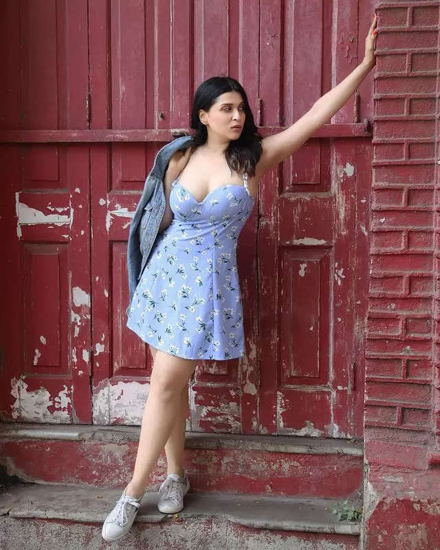 Mannara Chopra Flaunts Her Glamour in Black