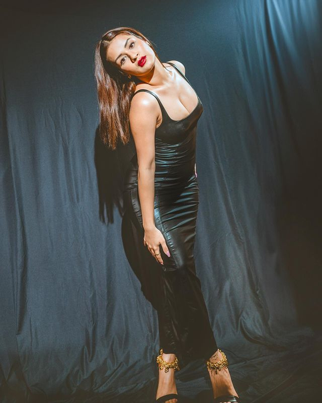 Avneet Kaur’s Red Reverie by the Riviera Avneet Kaur’s Red Reverie by the Riviera