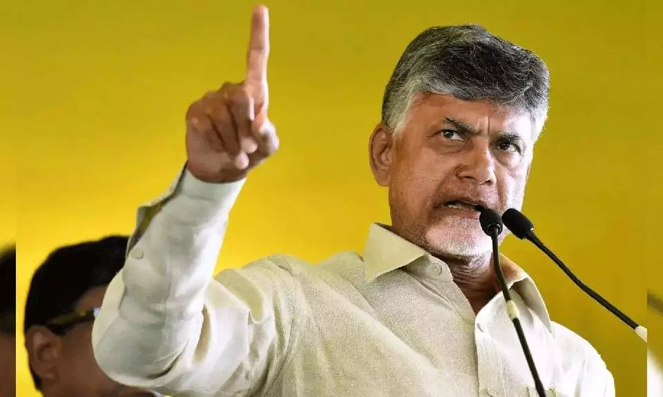చంద్రబాబును కలిసే ప్రయత్నం చేసిన ఆ అధికారులు