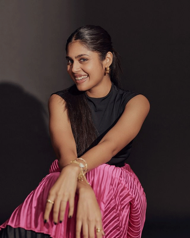 Faria Abdullah Glamours Look in Black Faria Abdullah Glamours Look in Black