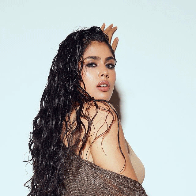 Faria Abdullah Glamours Look in Black