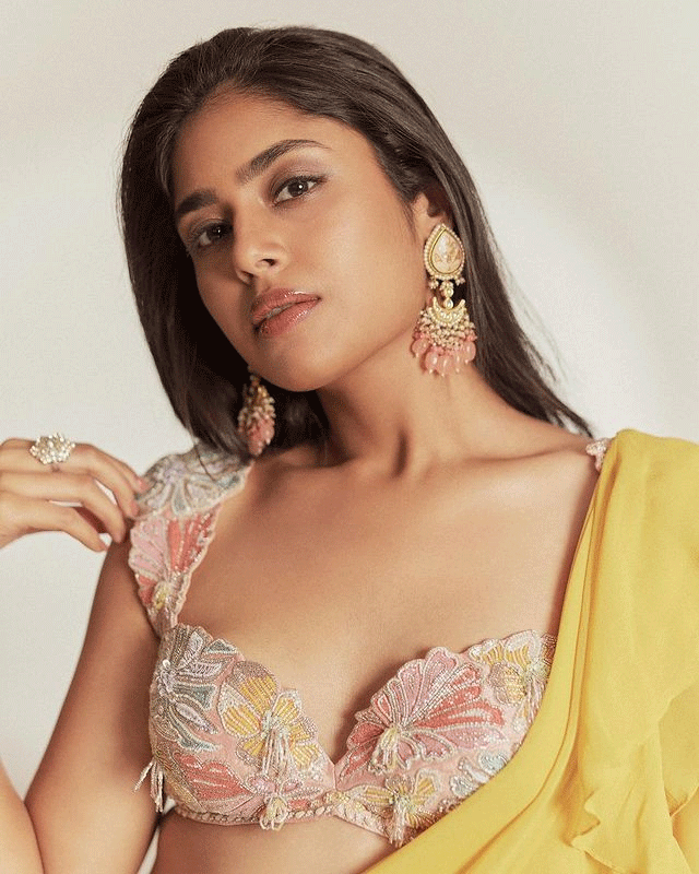 Faria Abdullah Glamours Look in Black Faria Abdullah Glamours Look in Black