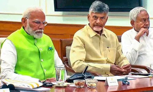 గెలుపు మర్యాద ఇలానే ఉంటాది మరి: మోడీ పక్క కుర్చీలో బాబు