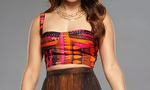 Samantha Smiles In Style