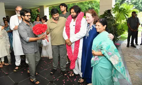 గులాబీల గ‌జ‌మాల‌తో జ‌న‌సేనానికి మెగా వెల్‌క‌మ్