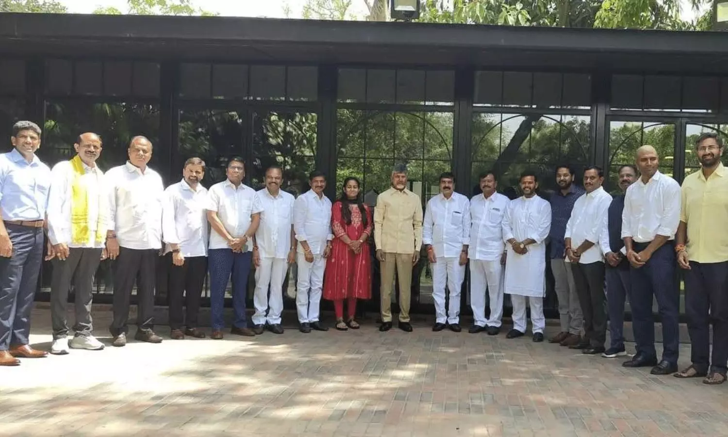 హస్తినలో సొంత టీం తో చంద్రబాబు సందడే సందడి!