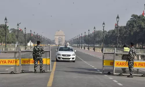 పార్లమెంట్  వద్ద కలకలం... ఎవరు ఆ ముగ్గురూ?