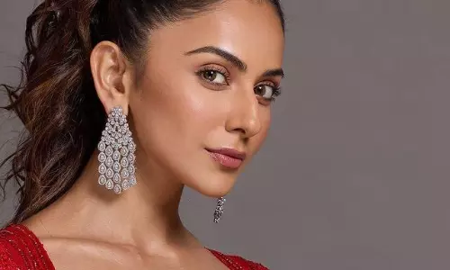 పిక్ టాక్ : రెడ్‌ అందాల ముద్దుగుమ్మ