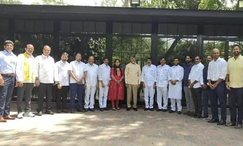 హస్తినలో సొంత టీం తో చంద్రబాబు సందడే సందడి!