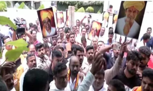 జాత‌ర‌లో డాన్సు వేసే ఉద్యోగం ఇప్పిస్తా!