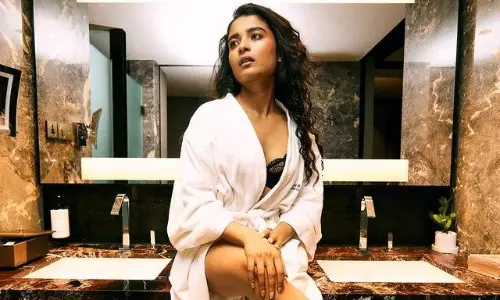 పిక్‌ టాక్‌ : బాత్‌ రూంలో అందాల ఫోజ్‌