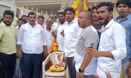 పొలిటిక‌ల్ కానుక‌: అంబ‌టికి పూలు, చీర, జాక‌ట్టు !