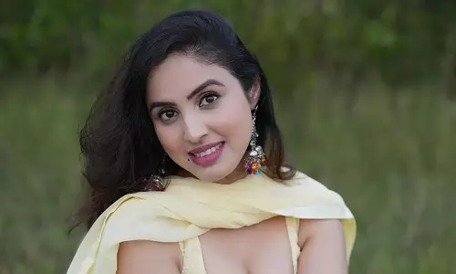 Actress Curves Accentuated in Traditional Attire