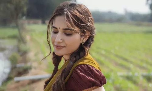 పిక్ టాక్ : లంగా ఓణీ లో రుహానీ అందాల విందు