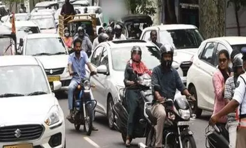 కిక్కిరిసిన కేస‌ర‌ప‌ల్లి.. ఎటు చూసినా కిలో మీట‌ర్ల ర‌ద్దీ!