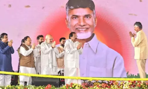 బాబు ఈజ్ బ్యాక్... చంద్రబాబు ఒక్క ఫోటో, ఎన్నో క్లారిటీలు!