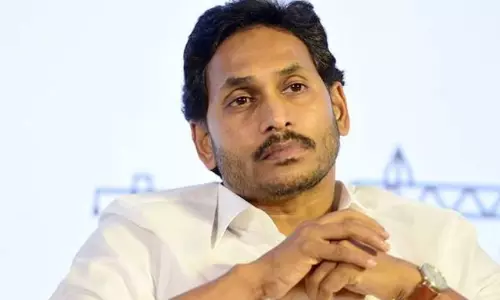 చంద్రబాబుని ఏమీ అనకుండా జగన్ ని ఆపుతున్నదెవరు ? చంద్రబాబుని ఏమీ అనకుండా జగన్ ని ఆపుతున్నదెవరు ?