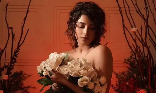 పిక్ టాక్ : పూల వెనుక సికిందర్ అందాల నిధి