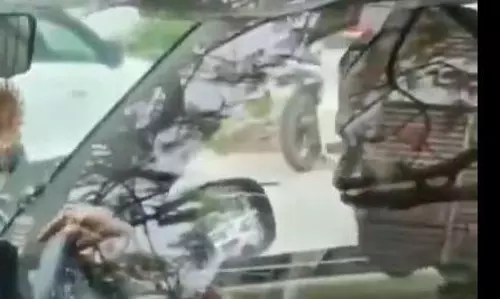 600 కోట్ల మూవీ డైరెక్టర్… చిన్న కారులో అలా..