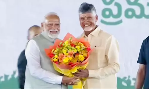 బాబుతో మోడీ : ఆ చిరునవ్వు వెనక ?