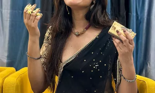 Divi Vadthya Enjoys the Cup Cake in Style