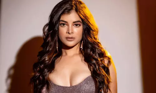 పిక్ టాక్ : అందాల సర్కార్ క్లీవేజ్‌ షో