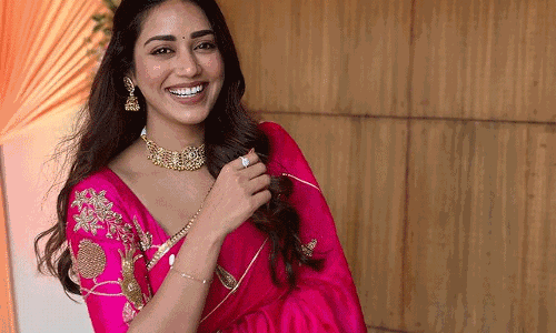 Nivetha Pethuraj Looks Stylish Ever in Saree