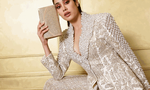 Janhvi Kapoors Gold Gleam Glamour