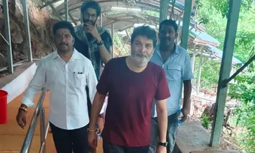 ప‌వ‌న్ కోస‌మేనా? త్రివిక్ర‌మ్ స‌తీస‌మేతంగా కొండ‌పైకి!