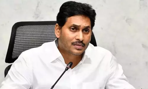 వైసీపీ ఓడిపోతుంది అని జగన్ కి లండన్ టూర్ లోనే తెలిసిందా ?