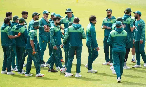 అమెరికా నుంచి ఇంటికి కాదు.. ఇంగ్లండ్ కు.. పాక్ క్రికెటర్ల దీనావస్థ..