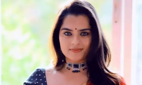 కావ్య పాప.. ఎర్రటి చీరలో చందమామలా..