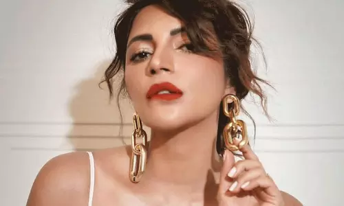 పిక్ టాక్ : అందాల సికిందర్ కవ్వింపులు