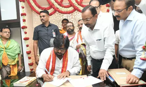 ఫ్యాన్ ఇచ్చిన పెన్నుతో పవన్ తొలి సంతకం... వీడియో వైరల్!