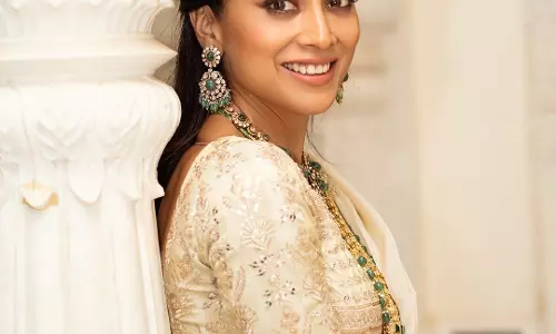 Shriya Sarans Regal Look in Saree