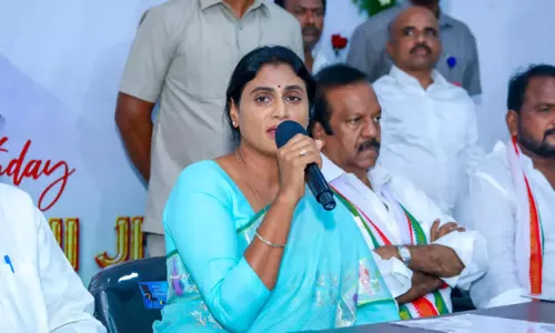 కాంగ్రెస్  లో వైసీపీ విలీనం కోరుకుంటున్నారా?... షర్మిల వ్యాఖ్యలు వైరల్!