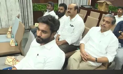 జగన్ మీటింగులో స్నాక్ బాక్స్ హైలెట్ !