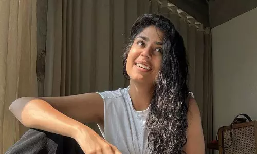 ఫారియా.. ఆ నవ్వుతోనే గుచ్చేస్తోంది..