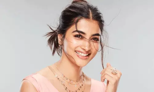 పిక్ టాక్ : బుట్టబొమ్మ అందాల చిరు మందహాసం