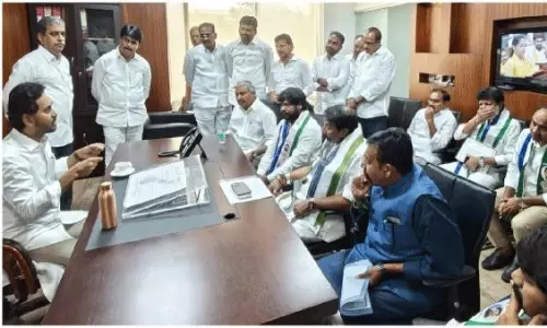 ఏం చేద్దాం.. వెళ్దామా.. వ‌ద్దా?  జ‌గ‌న్ అంత‌ర్మ‌థ‌నం!