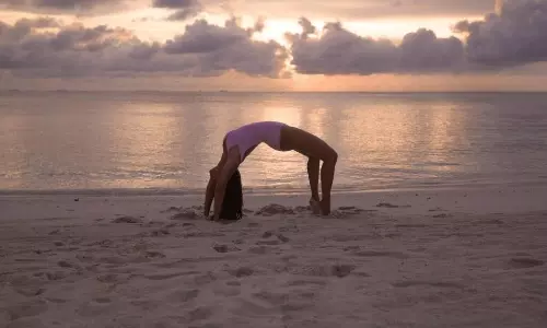 పిక్ టాక్ : బీచ్‌లో బుట్టబొమ్మ అందమైన యోగాసనం