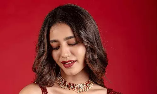 ఎర్ర‌కోక డిజైన‌ర్ బ్లౌజులో కిర్రెక్కిస్తోంది!