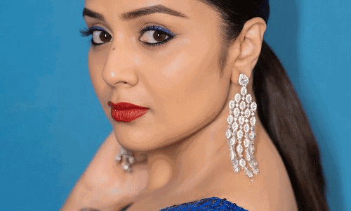 Sreemukhis Royal Goal In Peacock Blue Saree Sreemukhis Royal Goal In Peacock Blue Saree