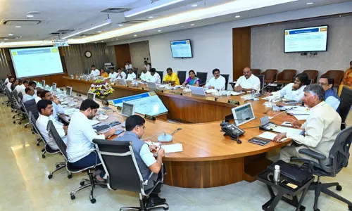 తొలి కేబినెట్ భేటీ తర్వాత మంత్రుల వద్ద ఓపెన్ అయిన బాబు